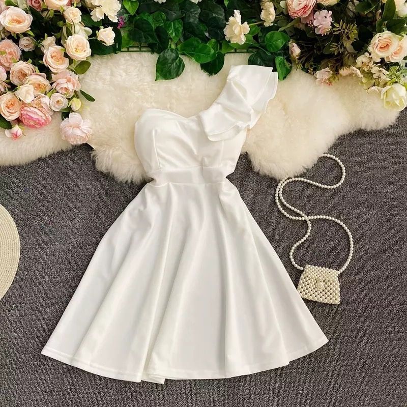 Бяла елегантна рокля с едно рамо и къдричка C0085