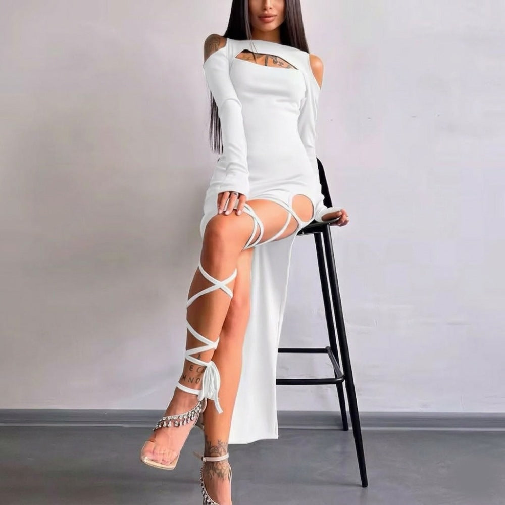 Бяла рокля с дълъг ръкав и изрязани елементи C0020