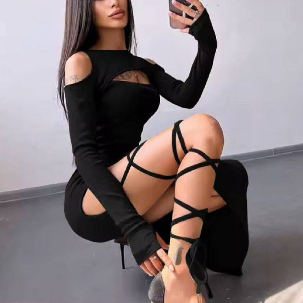 Черна рокля с дълъг ръкав и изрязани елементи C0019