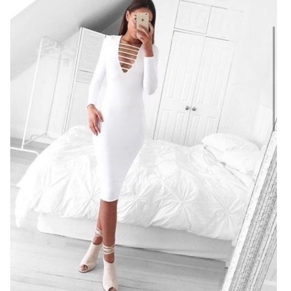 Бяла елегантна рокля с дълъг ръкав и дълбоко деколте с връзки C0330