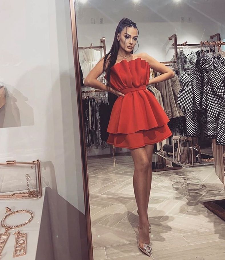 Елегантна червена рокля с набор и волани C0331