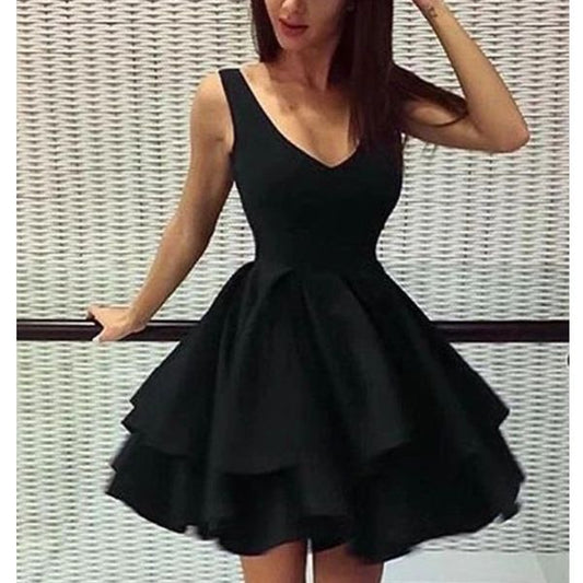 Черна парти рокля с дълбоко деколте и многопластова пола C0344