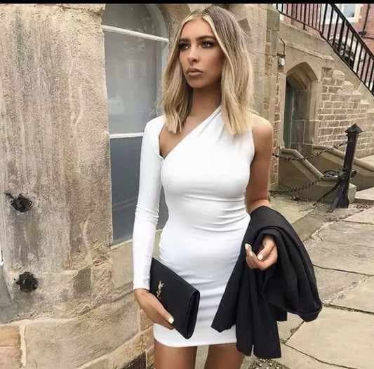 Елегантна бяла рокля с едно рамо и дълъг ръкав C0355