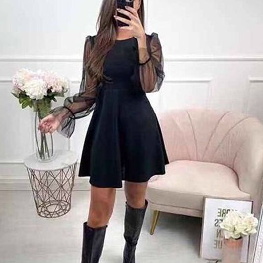 Черна рокля с тюлени ръкави и разкроена кройка C0366