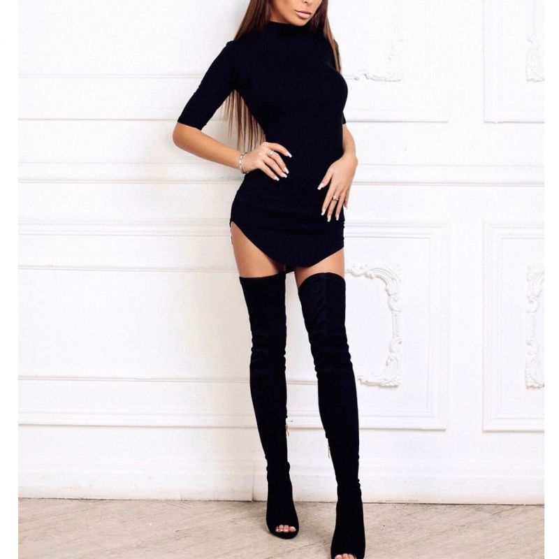 Черна мини рокля с висока яка и асиметричен подгъв C0387