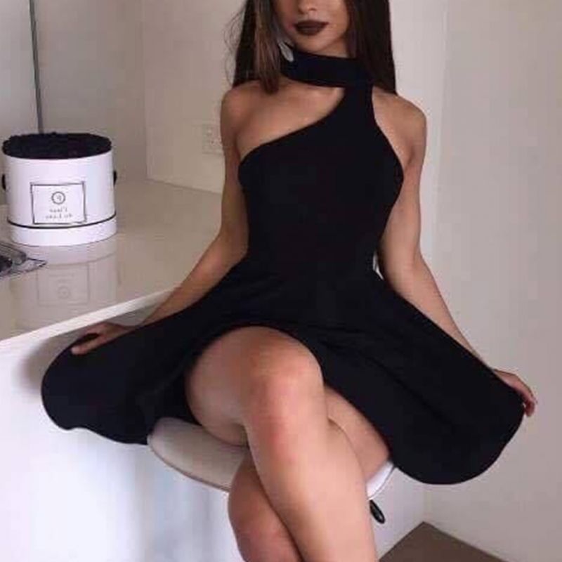 Черна асиметрична рокля с висока яка и разкроена пола C0396