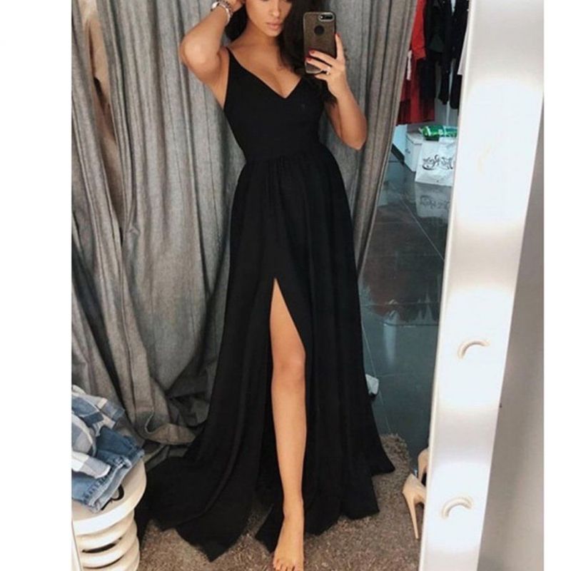 Черна дълга рокля с тънки презрамки C0403