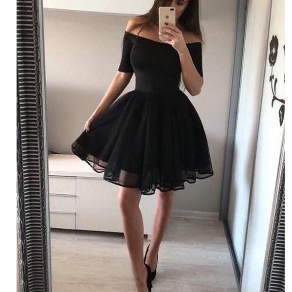 Черна рокля с голи рамене и разкроена пола C0446